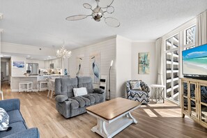 Smart TV, DVD player, books, stereo - Jade East 420•Beachfront•HeatedPool/Spa•Beach Gear (Destin)