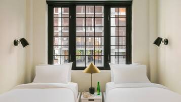 Habitación doble estándar | Escritorio y espacio para trabajar con laptop