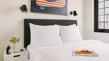 Schreibtisch, laptopgeeigneter Arbeitsplatz, Bügeleisen/Bügelbrett