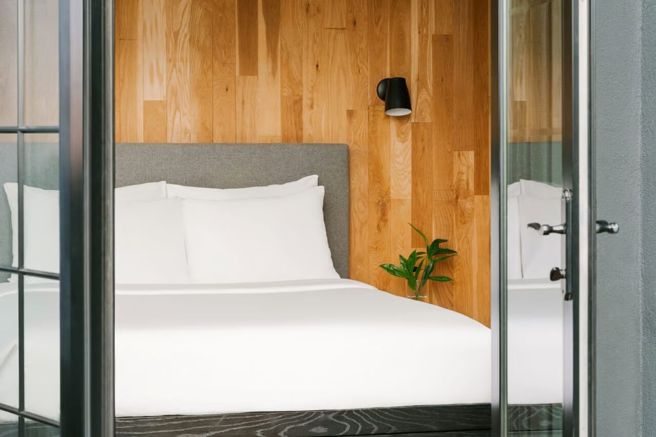 Bàn, khu vực làm việc phù hợp cho laptop, bàn ủi/dụng cụ ủi quần áo 