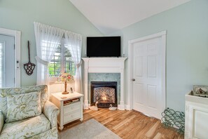 Télévision, cheminée, livres