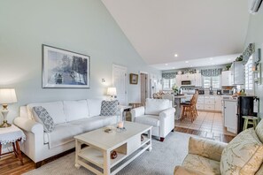 Télévision, cheminée, livres