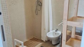 Dusche, Haartrockner, Bidet, Seife