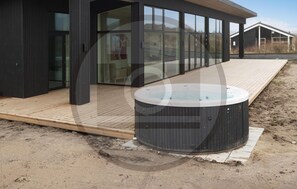 Outdoor spa tub - Stunning home in Spøttrup with sauna (Spøttrup)