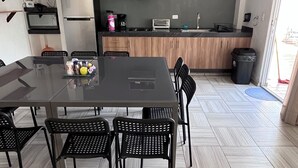 Une cuisine moderne avec un coin repas.