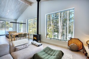 スマートテレビ、暖炉、書庫