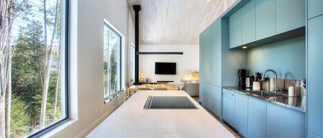 Réfrigérateur, un four, surface de cuisson, lave-vaisselle