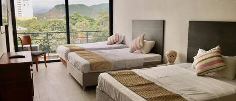 Chambre Deluxe avec lits jumeaux, balcon, vue sur la montagne | AccĂšs au Wi-Fi (inclus), accessible en fauteuil roulant