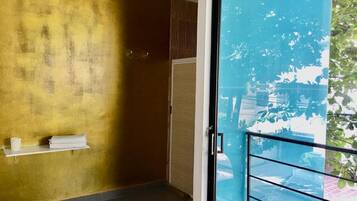 Standard Twin Room, Balcony, City View | Interior