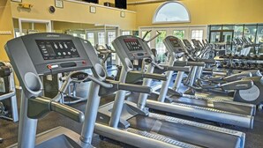 Ein Fitnessstudio mit mehreren Laufbändern, Kraftgeräten und Cardiogeräten.