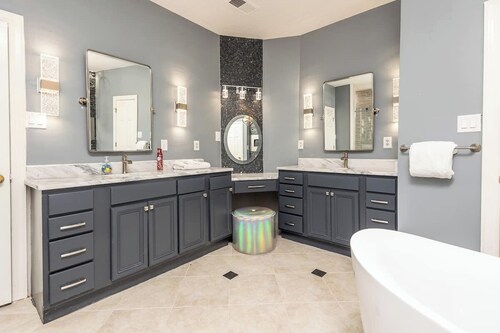 Spacious Home for Large Families & Special Groups. Lots of Parking & Activities.