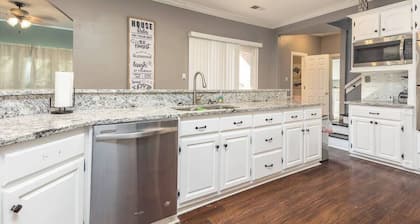 Spacious Home for Large Families & Special Groups. Lots of Parking & Activities.