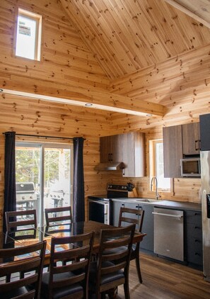 Private kitchen - Pool Table | Comfort & Nature | Le Sentier (Saint-Fabien-de-Panet)