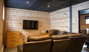 TV, caminetto, tavolo da calcetto