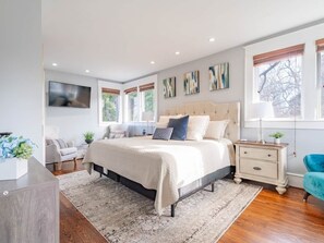 3 bedrooms, iron/ironing board, WiFi, bed sheets - Historic Home with King Bed (High Point)