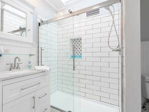 Shower, hair dryer, towels, soap - Historic Home with King Bed (High Point)