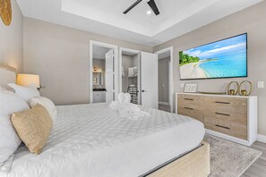 6 bedrooms, iron/ironing board, WiFi, bed sheets - Sea Breeze Bliss Vacation Home (Fort Myers Beach)