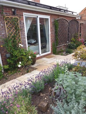 Exterior detail - Cosy sunny private self-contained studio close to the town and train station (Royal Leamington Spa)