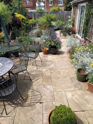 Cosy sunny private self-contained studio close to the town and train station