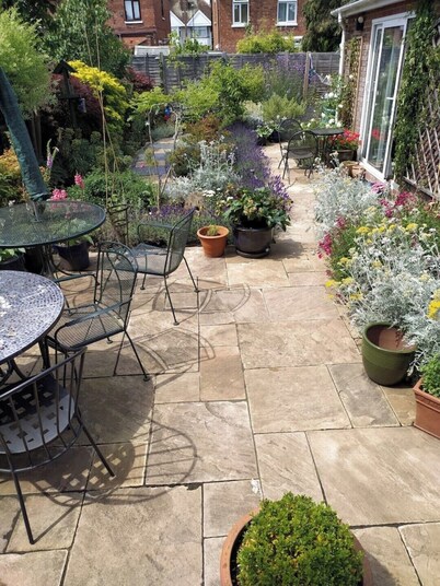 Cosy sunny private self-contained studio close to the town and train station