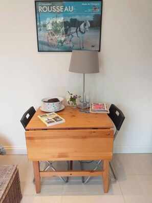 Dining - Cosy sunny private self-contained studio close to the town and train station (Royal Leamington Spa)