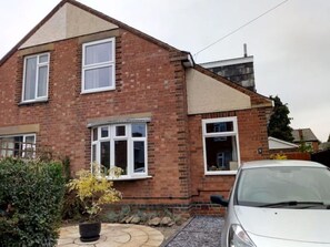 Exterior - Cosy sunny private self-contained studio close to the town and train station (Royal Leamington Spa)