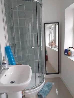 Shower, hair dryer, towels, soap - Cosy sunny private self-contained studio close to the town and train station (Royal Leamington Spa)