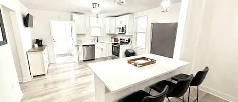 Microondas, horno, placa de cocina, lavavajillas