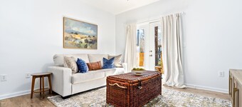 New Modern Getaway ~ 1br, Patio & Pool