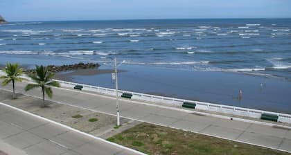 Pelican's Perch
Spectacular view Condo in Bahía de Caraquez
2 bdrm 2 bathroom
