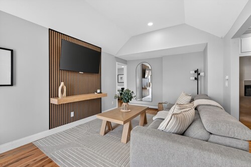 LunaVista Stay • King Bed + Kitchen