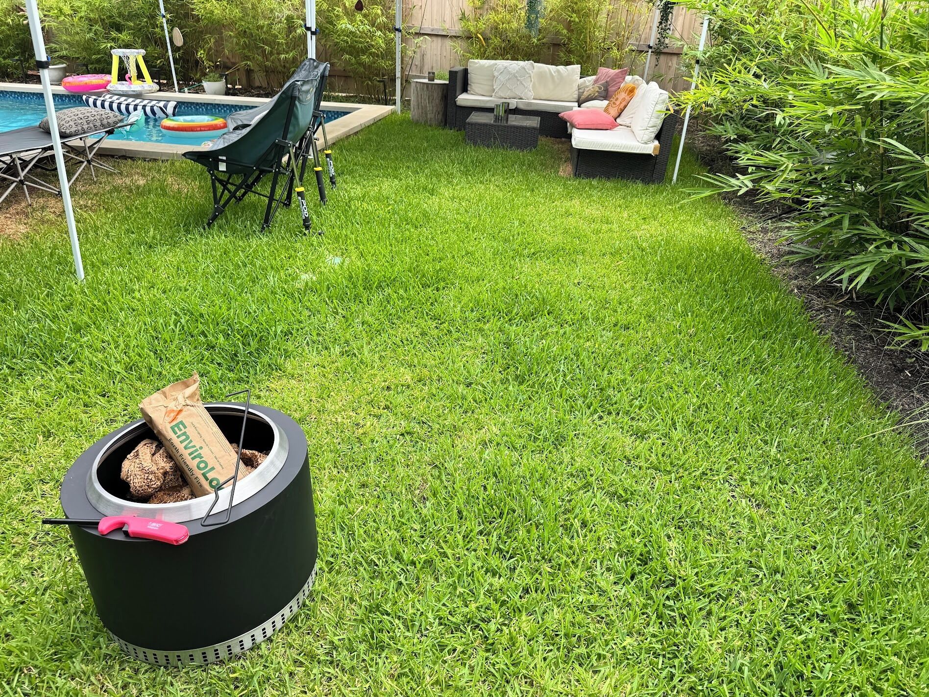 Takapiha, jossa on uima-allas, grilli ja ulkokalusteita.