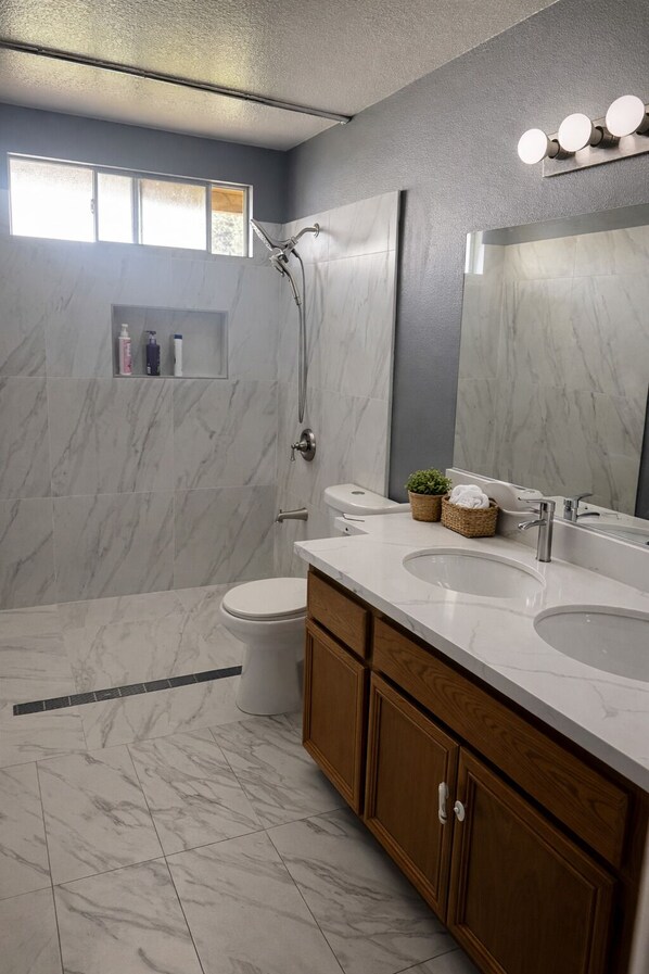 Douche, serviettes fournies, savon, papier toilette