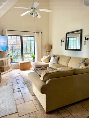 TV - Seascape Villa: Beach Access, Pools, Golf, Music (Miramar Beach)
