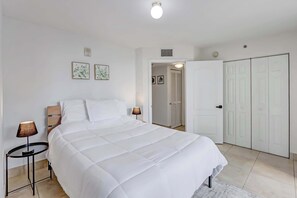 2 bedrooms, iron/ironing board, WiFi, bed sheets - Brickell City Centre Condo with Pool & Parking (Miami)
