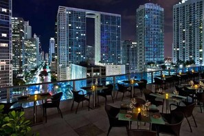Outdoor dining - Brickell Condo w Pool, Gym, Balcony & Parking (Miami)
