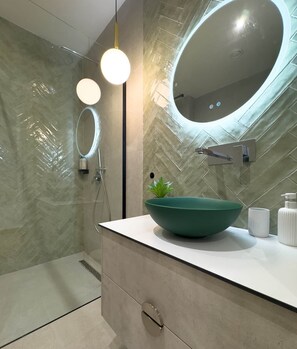 Douche, sèche-cheveux, serviettes fournies, savon