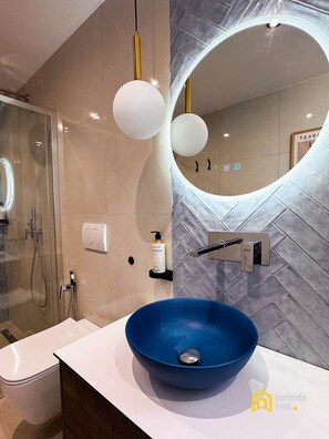 Dusche, Haartrockner, Handtücher