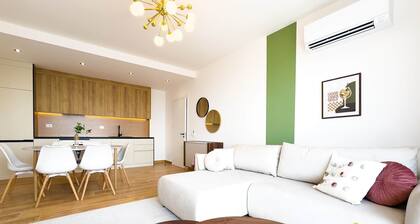 BRAND NEW "Olive" â Adults Only (+16)