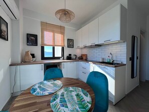 Refrigerador, microondas, parrilla de estufa y lavavajillas 