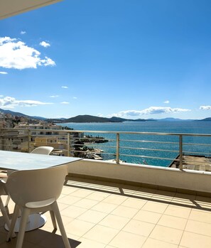 Outdoor dining - Hanna - Family Suite (Sarandë)