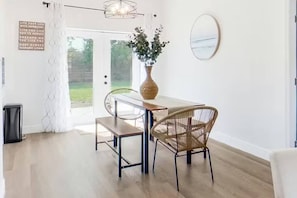 Dining - Stylish 4BR Near Siesta Key | Sleeps 8 | Fast WiFi (Sarasota)