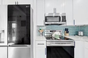 Fridge, microwave, oven, stovetop - Stylish 4BR Near Siesta Key | Sleeps 8 | Fast WiFi (Sarasota)