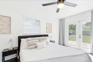 4 bedrooms, WiFi, bed sheets - Stylish 4BR Near Siesta Key | Sleeps 8 | Fast WiFi (Sarasota)