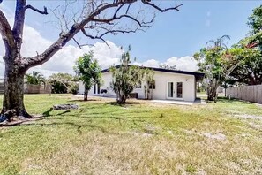Exterior - Stylish 4BR Near Siesta Key | Sleeps 8 | Fast WiFi (Sarasota)