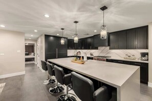 Fridge, microwave, oven, stovetop - Spacious Camelback View Home with Pool & Firepit (Paradise Valley)