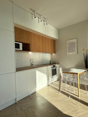 Fridge, microwave, oven, stovetop - Vivien - Corfu View Residence (Sarandë)