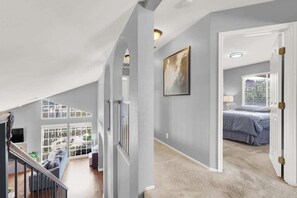 4 habitaciones, tabla de planchar con plancha, wifi y ropa de cama 