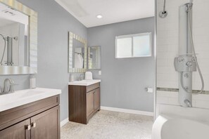 Shower, hair dryer, shampoo - 4BR Vegas Haven - Pool, Game Tables & BBQ (Las Vegas)