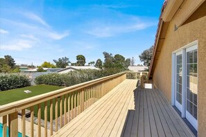 Terrace/patio - 4BR Vegas Haven - Pool, Game Tables & BBQ (Las Vegas)